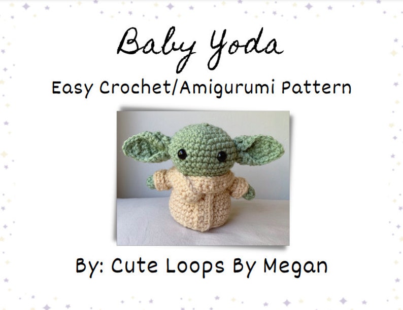 Puede incluir: Un patr&oacute;n de crochet amigurumi para un Baby Yoda, un personaje verde con orejas grandes, que lleva un abrigo beige. El patr&oacute;n se titula "Baby Yoda Easy Crochet/Amigurumi Pattern" y es de "Cute Loops By Megan".