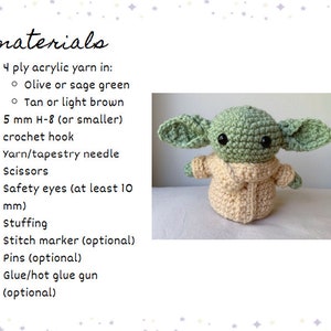 Puede incluir: Materiales necesarios para tejer un personaje amigurumi verde y beige. La lista incluye hilo acr&iacute;lico de 4 hebras en verde oliva o verde salvia y en beige o marr&oacute;n claro, un gancho de crochet de 5 mm, una aguja de lana/tapiz, tijeras, ojos de seguridad, relleno, marcador de punto, alfileres y pegamento/pistola de pegamento caliente.
