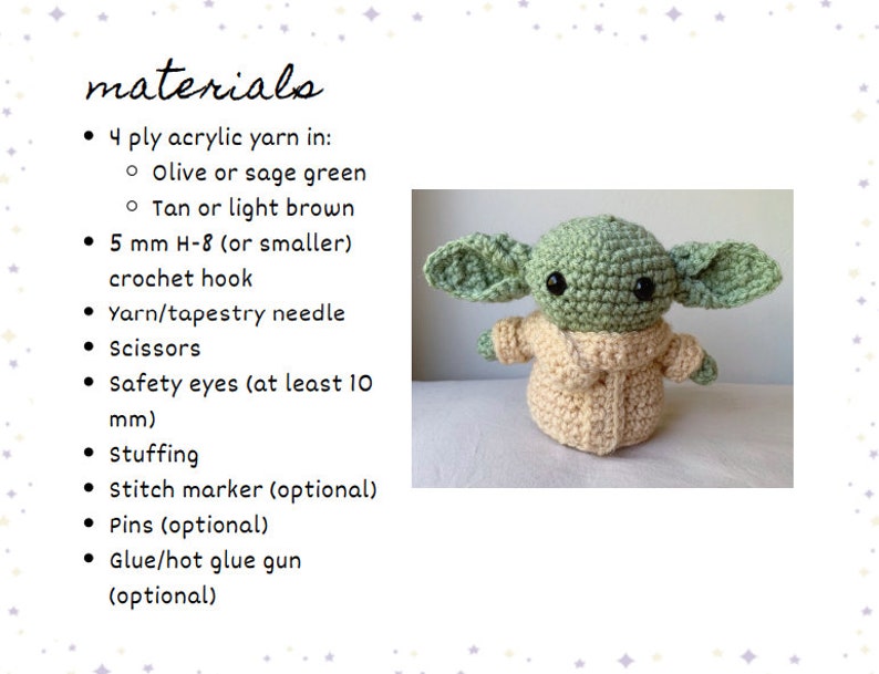 Puede incluir: Materiales necesarios para tejer un personaje amigurumi verde y beige. La lista incluye hilo acr&iacute;lico de 4 hebras en verde oliva o verde salvia y en beige o marr&oacute;n claro, un gancho de crochet de 5 mm, una aguja de lana/tapiz, tijeras, ojos de seguridad, relleno, marcador de punto, alfileres y pegamento/pistola de pegamento caliente.