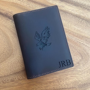 Portapasaportes de cuero genuino personalizado, cartera para pasaporte grabada, funda de cuero para pasaporte, cartera de viaje, regalo personalizado imagen 4