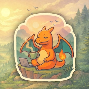 Puede incluir: Una pegatina con un dragón naranja de dibujos animados con los ojos cerrados, sosteniendo una taza verde y sentado frente a una computadora portátil. El dragón tiene alas verdes y una llama en su cola. El fondo muestra un bosque y una puesta de sol.