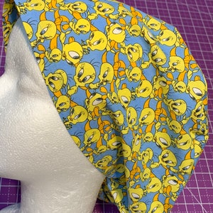 Tweety! Scrub Cap: European Style Adjustable Toggle, Tweet Bird inspired bild 2
