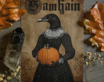 Può includere: Una stampa in stile vintage con una figura con la testa di corvo in un abito nero, che tiene in mano una zucca arancione. La stampa presenta la parola "Samhain" in un carattere ornato. Lo sfondo è color seppia, con foglie autunnali e un cristallo.
