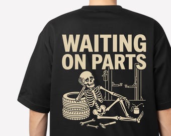 Warten auf Ersatzteile PNG: Lustiges Mechaniker-Skelett-Zitat png Garagenhumor Autoreparatur Design Sublimation (Digitaler Download)