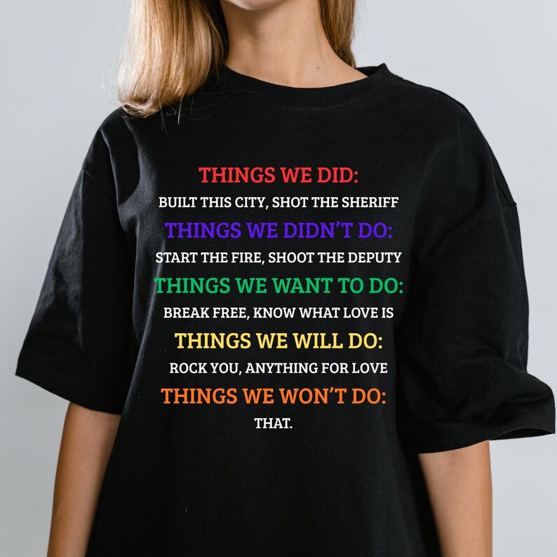 K&ouml;nnte beinhalten: Schwarzes T-Shirt mit farbigem Text. Der Text enth&auml;lt S&auml;tze wie &bdquo;THINGS WE DID&ldquo;, &bdquo;THINGS WE DIDN'T DO&ldquo; und &bdquo;THINGS WE WANT TO DO&ldquo;. Das Design des Shirts zeigt eine Liste von Aussagen in verschiedenen Farben.