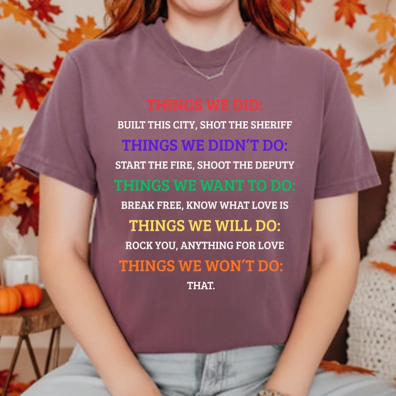 K&ouml;nnte beinhalten: Mauvefarbenes T-Shirt mit farbigem Text. Der Text listet S&auml;tze wie &bdquo;THINGS WE DID&ldquo;, &bdquo;THINGS WE DIDN'T DO&ldquo; und &bdquo;THINGS WE WANT TO DO&ldquo; auf. Das Shirt hat einen Rundhalsausschnitt und kurze &Auml;rmel.