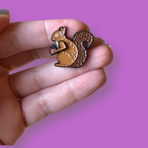 cute squirrel enamel pin, squirrel with acorn brooch, squirrel lover gifts, cute woodland jewellery, moving pins, kinetic jewellery