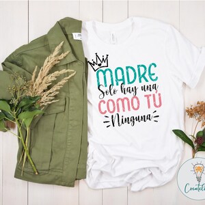 May include: White t-shirt with a teal crown and the text "MADRE Solo hay una COMO TU Ninguna" in pink and teal.