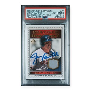 Puede incluir: Una tarjeta de béisbol de Jason Varitek de los Medias Rojas de Boston, en un estuche protector. La tarjeta es de la serie 2009 SP Legendary Cuts e incluye una firma. La tarjeta tiene el texto "Destined/History Mem." y "Authentic Auto 10".