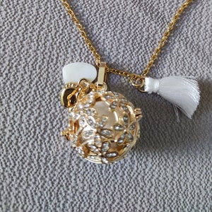 Pregnancy Bola formed by Rhinestone Flowers and with a Mother-of-Pearl Heart Pendant