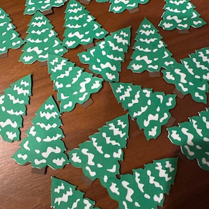 Découpes de matrices d’hiver, arbres à feuilles persistantes enneigés en papier superposé, découpes de matrices, découpes de matrices de Noël, papier cartonné