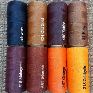 Pode incluir: Oito carret&eacute;is de fio encerado em v&aacute;rios tons de marrom, laranja e preto. Os carret&eacute;is s&atilde;o etiquetados com n&uacute;meros e palavras alem&atilde;s para as cores, incluindo "Mahagoni", "Marone", "Old Gold", "Kaffee", "Goldgelb", "Holz" e "Schwarz".
