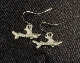 Silberfarbener Hai Ohrringe / Hai Surfer Fisch Meeresbiologen Strand Hoop Ohrringe Schmuck