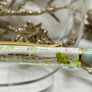 Frog pond float pen. Swimming tiny frog snow globe pen. Frog lovers gift. Unique practical gift birthday or Christmas. Planner pen.