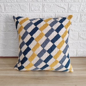 手刺繍のマスタードイエローマルチカラーコットンテクスチャクッションカバー | 装飾的なボヘミアン枕カバーハンドメイドのクッションカバー