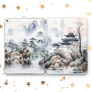 Puede incluir: Una funda blanca para iPad con una pintura de acuarela de un paisaje chino. La pintura presenta montañas, árboles y edificios en tonos grises, azules y verdes. La funda está cerrada y la imagen está centrada.