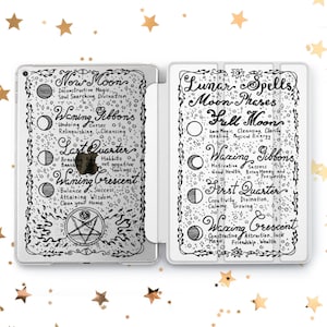 Könnte beinhalten: Eine weiße iPad-Hülle mit einer schwarz-weißen Illustration von Mondphasen und den dazugehörigen Zaubersprüchen. Die Illustration enthält Text, der die verschiedenen Mondphasen und ihre zugehörige Magie beschreibt.