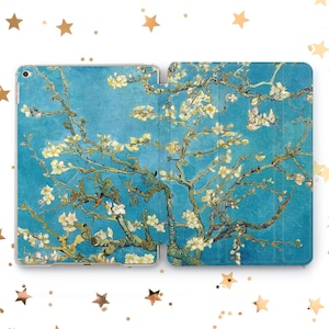 Könnte beinhalten: Eine blaue und weiße iPad-Hülle mit einem Gemälde eines blühenden Mandelbaums. Die Hülle ist aus strapazierfähigem Material gefertigt und verfügt über eine schützende Abdeckung für den Bildschirm.