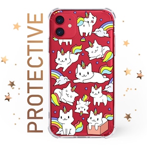 Puede incluir: Una funda transparente roja para teléfono con un diseño de unicornio y arcoíris. La funda presenta una variedad de ilustraciones lindas de unicornios y arcoíris.