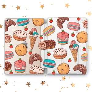 Op de afbeelding: Een witte achtergrond met een herhalend patroon van verschillende gebakjes en desserts, waaronder macarons, croissants, taarten, ijshoorns en koekjes. De gebakjes zijn getekend in een cartoon-stijl met felle kleuren.