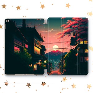 Könnte beinhalten: Eine farbenfrohe Illustration einer japanischen Stadtlandschaft bei Sonnenuntergang. Das Bild zeigt eine Straße, die von Gebäuden gesäumt ist, einen Berg in der Ferne und eine große, orange Sonne, die hinter dem Berg untergeht. Der Himmel ist in leuchtendem Rosa und Orange gehalten, und die Gebäude sind vor dem Sonnenuntergang silhouettiert.