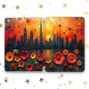 Puede incluir: Un paisaje urbano colorido con un cielo de puesta de sol y una hilera de flores en primer plano. La ciudad está pintada en tonos de azul, negro y blanco, mientras que el cielo de la puesta de sol está pintado en tonos de naranja, amarillo y rojo. Las flores están pintadas en tonos de rojo, naranja, amarillo y verde.