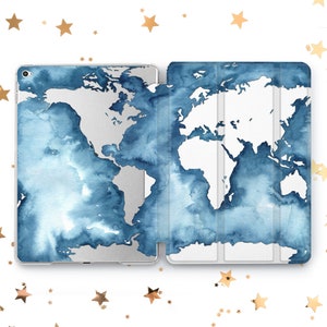 Puede incluir: Una funda transparente para tableta con un diseño de mapa del mundo en acuarela azul. La funda está doblada por la mitad, mostrando la parte delantera y trasera de la funda.