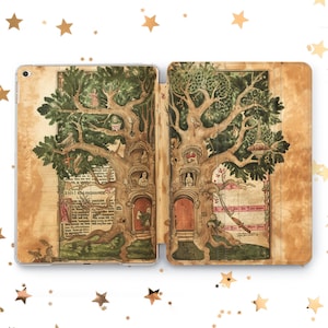 Puede incluir: Una portada de libro ilustrada con un gran árbol con múltiples puertas y ventanas. El árbol está rodeado de texto y otras ilustraciones. La portada del libro es de estilo vintage con un aspecto descolorido y envejecido.