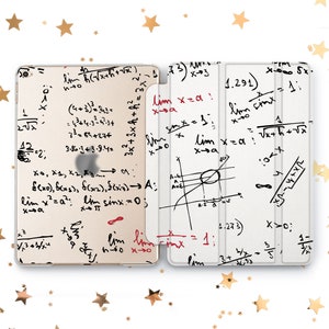 Puede incluir: Una funda blanca para iPad con una cubierta beige. La funda está cubierta de ecuaciones y fórmulas matemáticas escritas a mano. La cubierta tiene un fondo beige con tinta negra y roja. La funda está abierta para revelar un interior blanco con tinta negra.