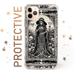 Puede incluir: Una funda transparente para teléfono con un diseño en blanco y negro que presenta una figura esquelética con una larga túnica, rodeada de calaveras y elementos florales. El diseño tiene una estética gótica vintage.