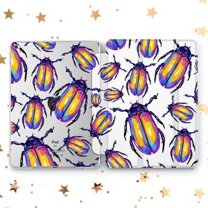 Pode incluir: Uma capa branca para iPad com um padrão de besouros coloridos. A capa tem uma aba que cobre a tela e uma parte traseira transparente que mostra o iPad.