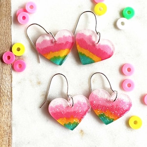 Orecchini Glitter Heart Rainbow, Orecchini cuore colorato, Orecchini Heart Dangle, Orecchini Spring Sunmer, Orecchini Tie Dye, Orecchini sfumati