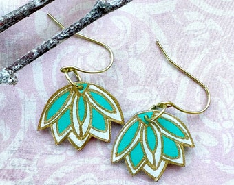 Blauwgroen, goud en witte lotusbloem oorbellen, bladoorbellen, boho-oorbellen, boho-sieraden, art-deco-sieraden, oorbellen van krimpfolie, hangers