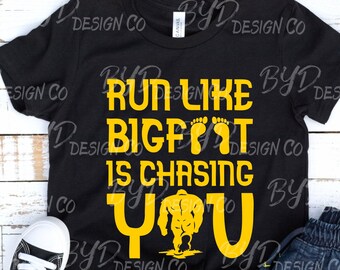 Bigfoot Chasing You SVG : conception de randonnée Sasquatch (fichier de coupe numérique)