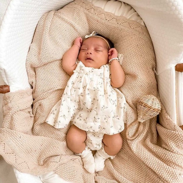 Heirloom Scalloped Knit Baby Blanket | Baby Swaddle | Newborn Receiving Blanket
