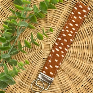 Llavero, llavero de pulsera, llavero de moda, regalo de auto nuevo, regalo para ella, llavero marrón, idea de regalo única, llavero de tela