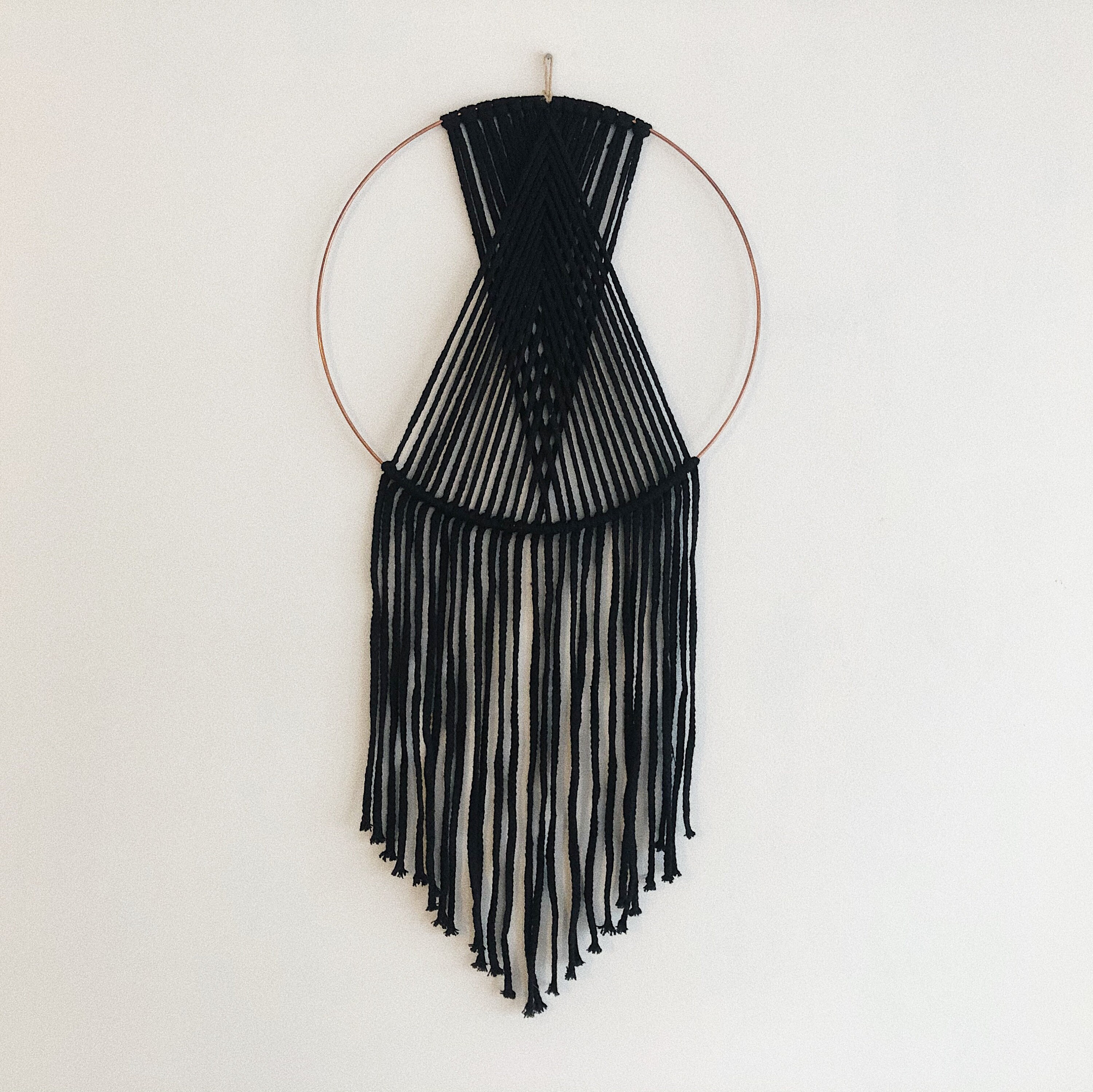 Modèle Kuta - Noir Tissage en Macramé sur Anneau Cuivre