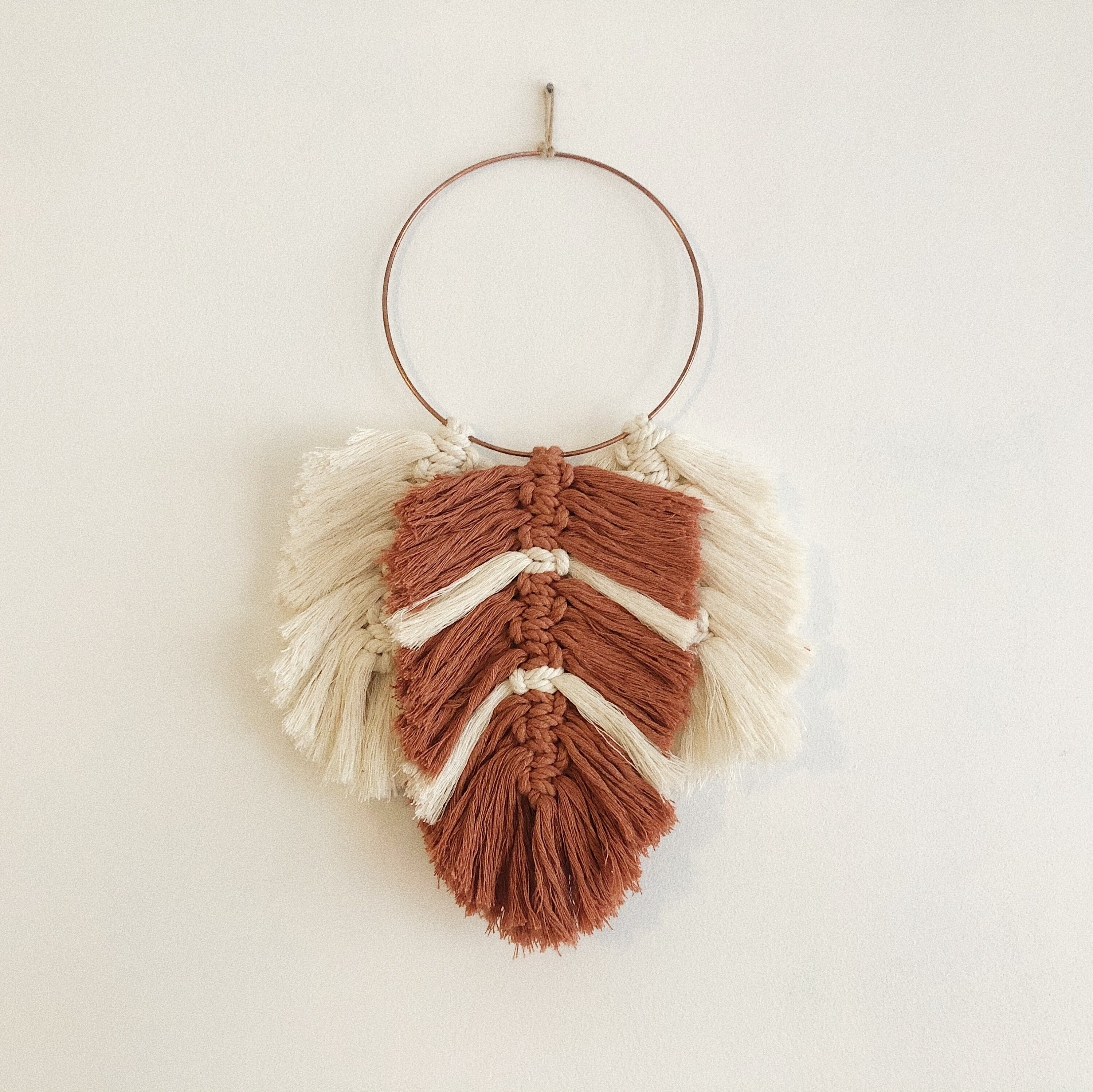 Modèle Petit Amed - Terracotta et Écru Plumes en Macramé sur Anneau Cuivre