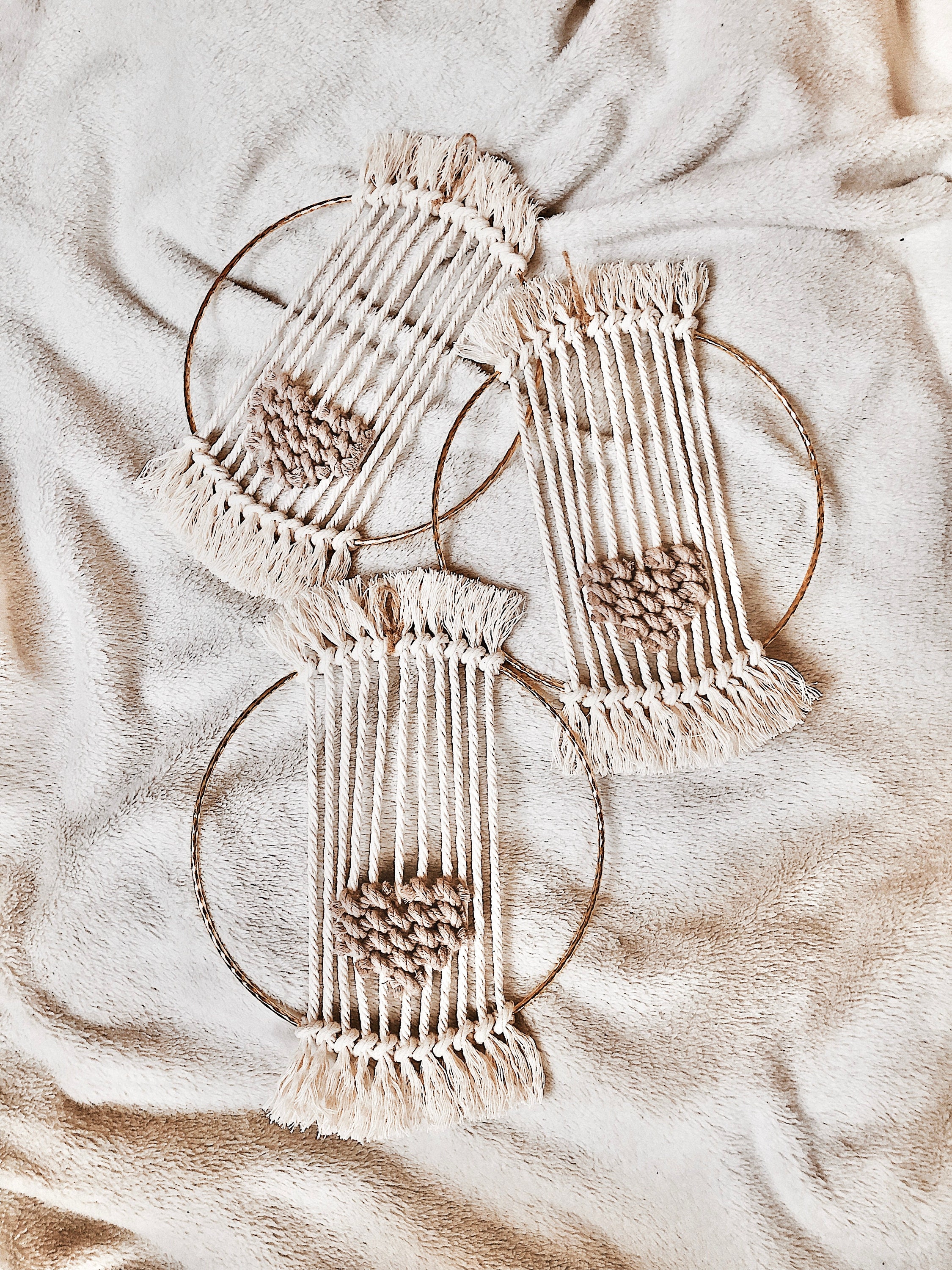 Modèle Love - Ecru et Gris Rose Tissage Coeur en Macramé sur Anneau Doré Torsadé