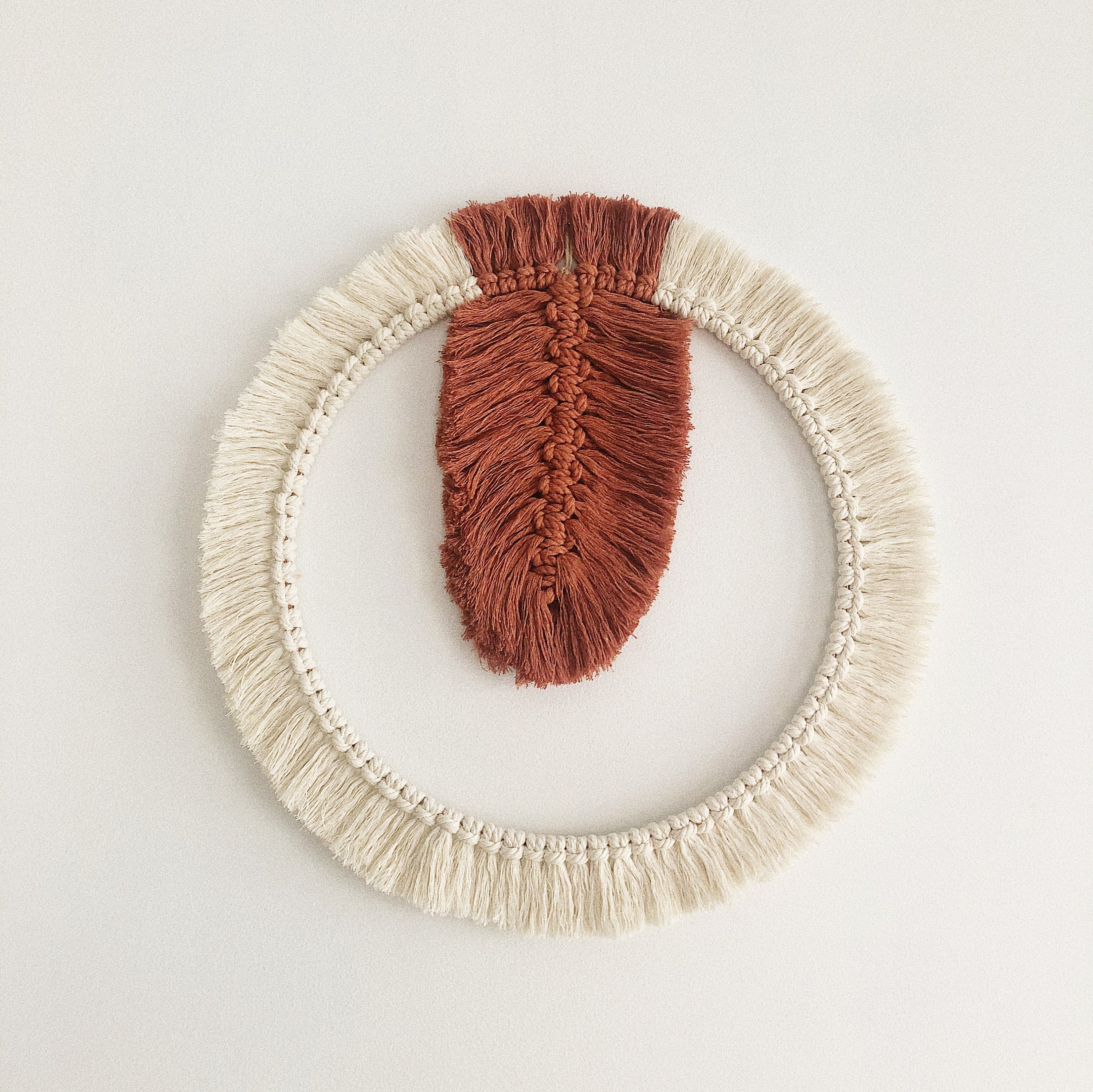 Modèle Nusa - Terracotta et Écru Plume Franges en Macramé sur Anneau Métal