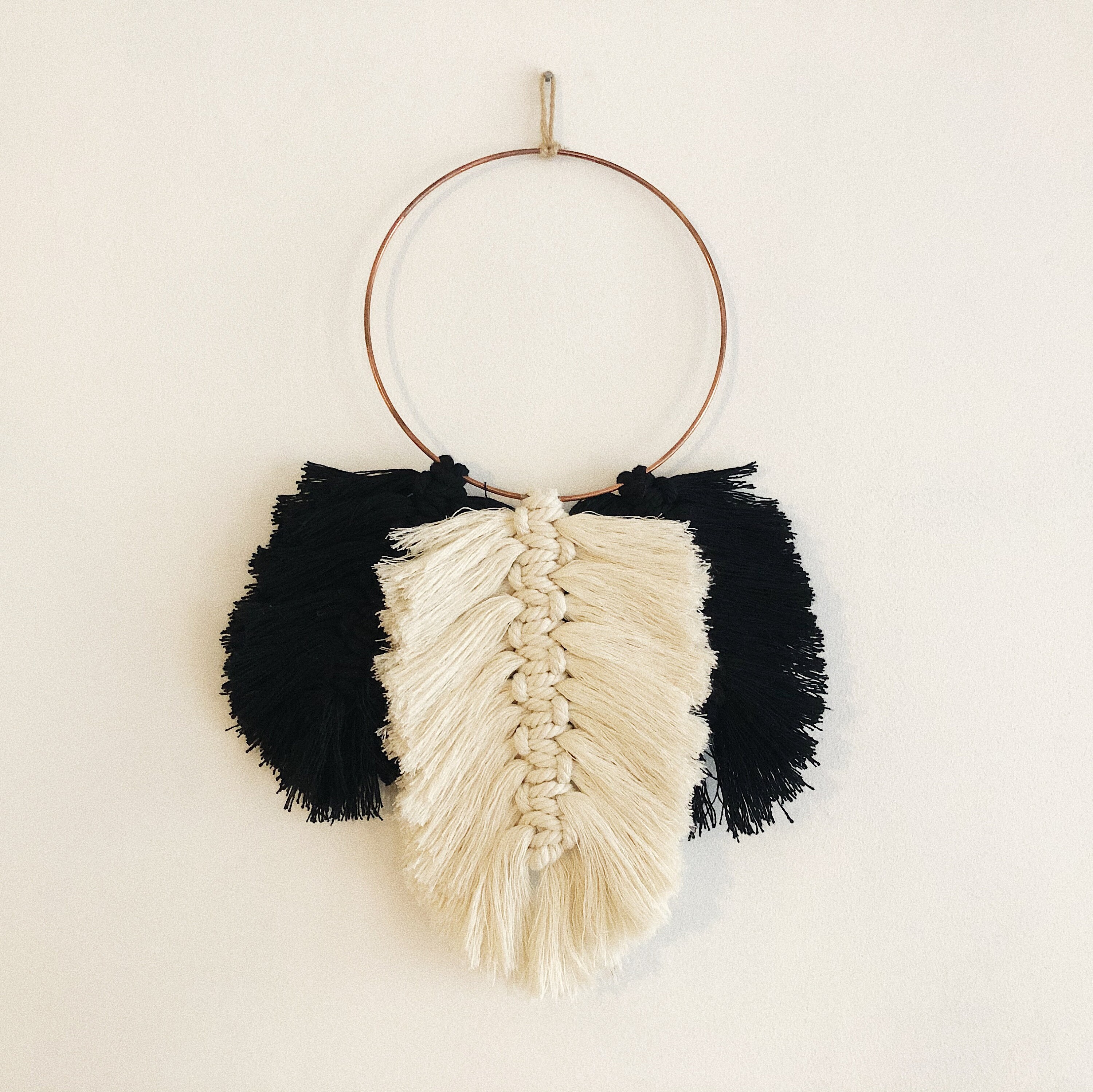 Modèle Petit Amed - Noir et Écru Plumes en Macramé sur Anneau Cuivre