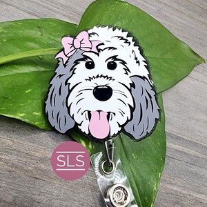 Labradoodle bianco con porta badge retrattile con due orecchie grigie Porta documenti glitterato per cani da pastore inglese antico