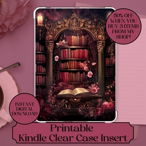 Può includere: Inserzione stampabile per custodia trasparente Kindle con un design gotico scuro che presenta una libreria piena di libri, un libro aperto e accenti floreali. Il design è in tonalità di rosso, oro e nero.