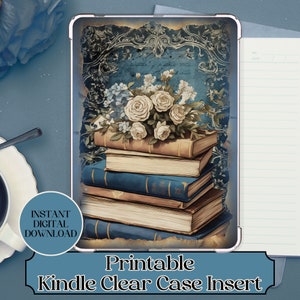 Peut inclure: Insert imprimable pour coque transparente Kindle avec un design vintage représentant une pile de vieux livres surmontés d'un bouquet de roses blanches et de fleurs bleues. L'arrière-plan est un motif bleu et or.