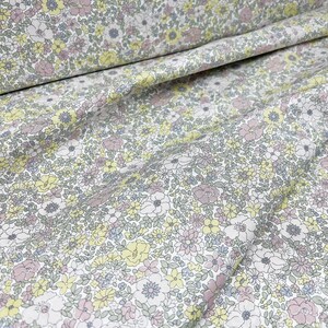 Liberty of London, 100% coton gris pastel et rose, Lasenby Cotton à fleurs Flower Show Pebble 2. Arley Park