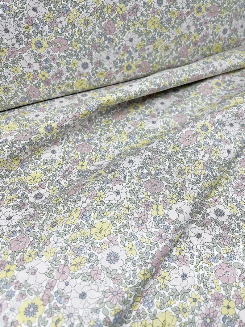 Liberty of London, 100% coton gris pastel et rose, Lasenby Cotton à fleurs Flower Show Pebble 2. Arley Park