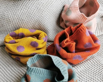 Kleurrijke kokergebreide sjaal voor kleuters met stippen of ruitjes