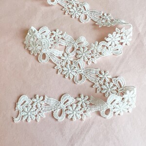 Breite weiße romantische Spitze & Borte mit verschiedenen Blumen Motiven Blumen-Schleife