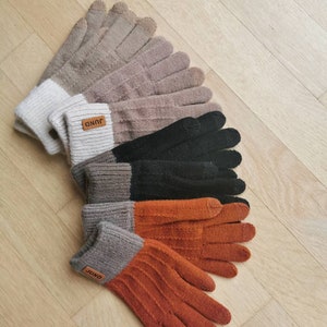 Schlichte zeitlose Damen Handschuhe für Herbst/Winter, dehnbar & warm, mit Touchscreen-Finger in Uni-Farben braun, natur, schwarz Bild 2