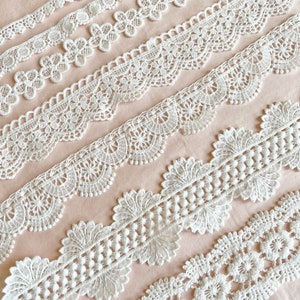 Coarse knit border in various widths, white with flowers and exotic motifs